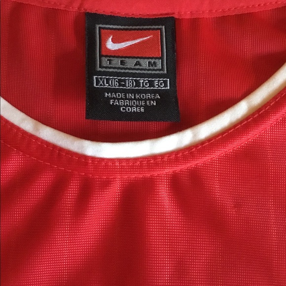 BOYS RED NIKE TOP - Picture 4 of 6